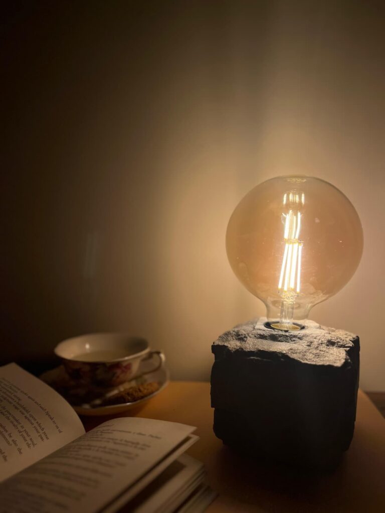 Lampada in pietra da tavolo