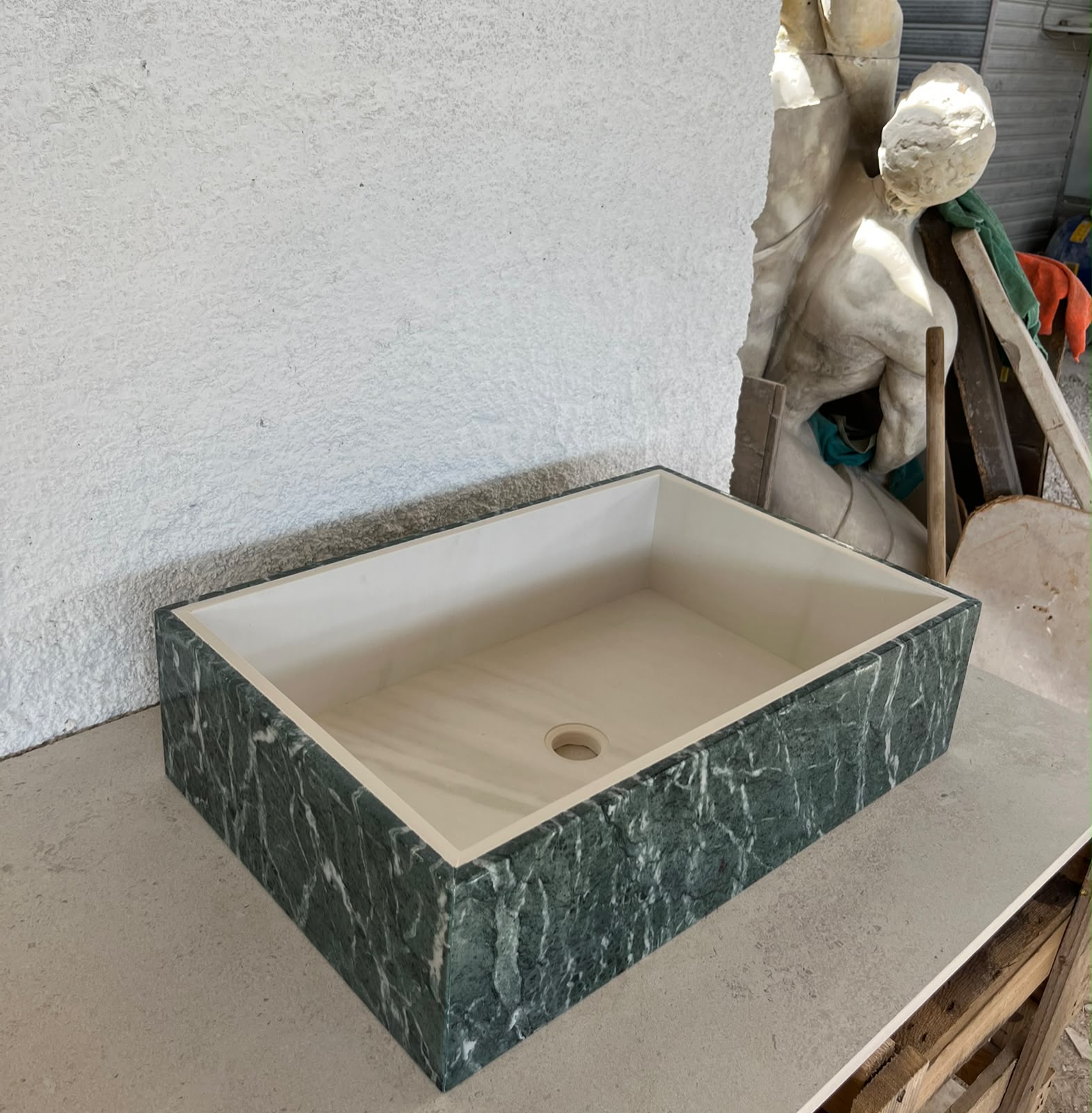 Lavabo in Marmo verde Alpi e Gres bianco venato - immagine 2