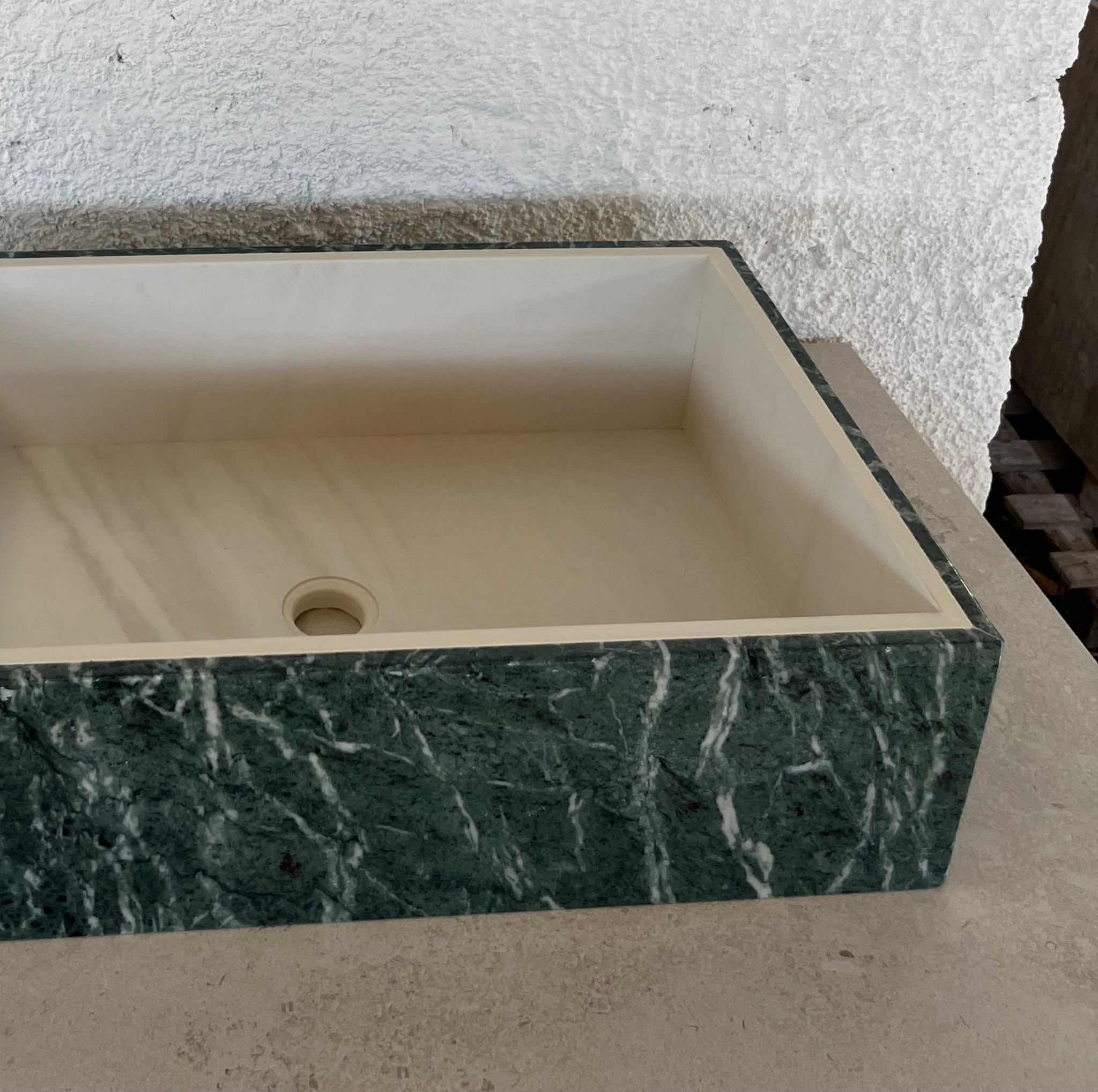 Lavabo in Marmo verde Alpi e Gres bianco venato - immagine 3